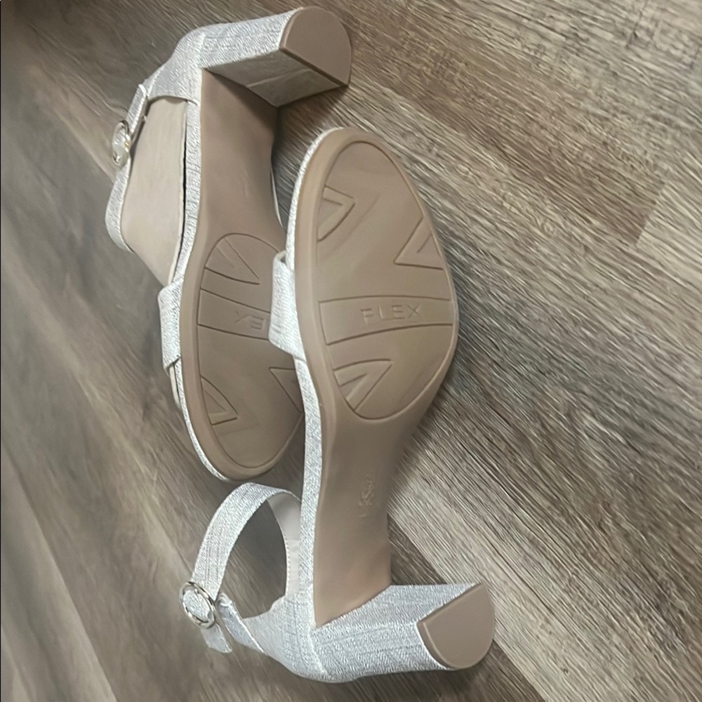 NIB Life Stride Women's Silverish Heeled Sandals - Picture 3 of 3